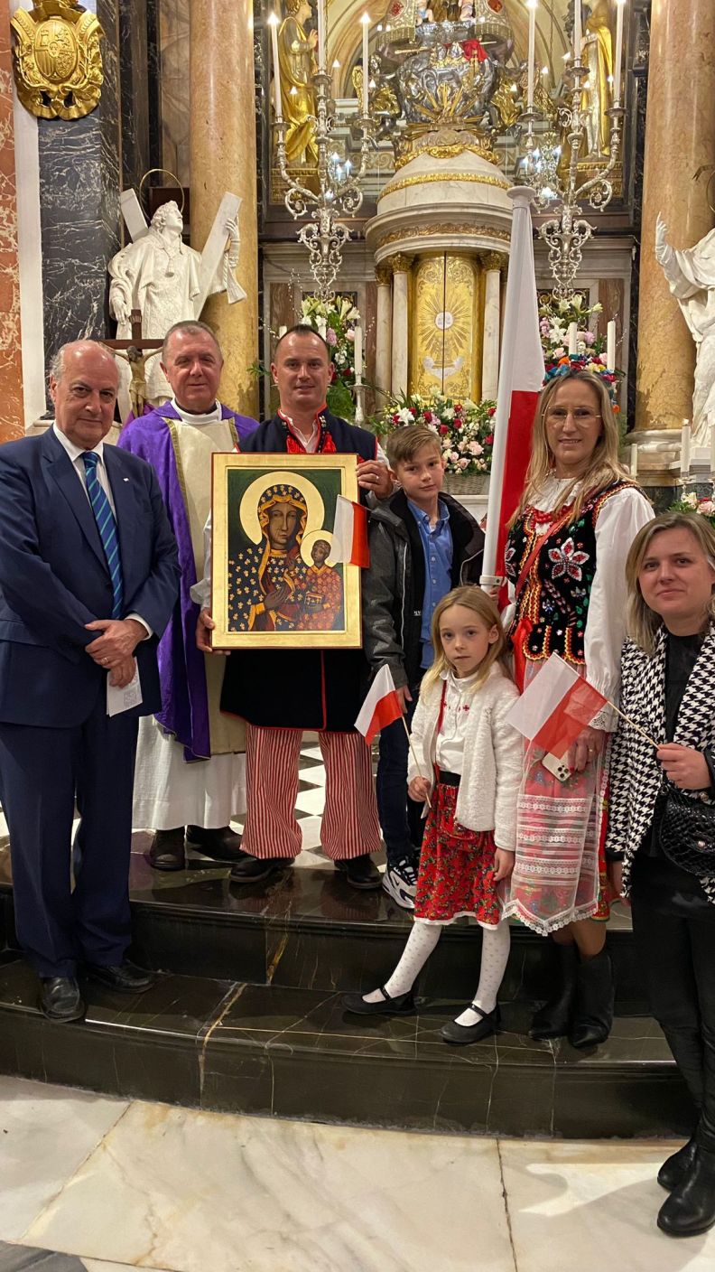 Celebración de una misa en la Basílica de la Virgen de los Desamparados 