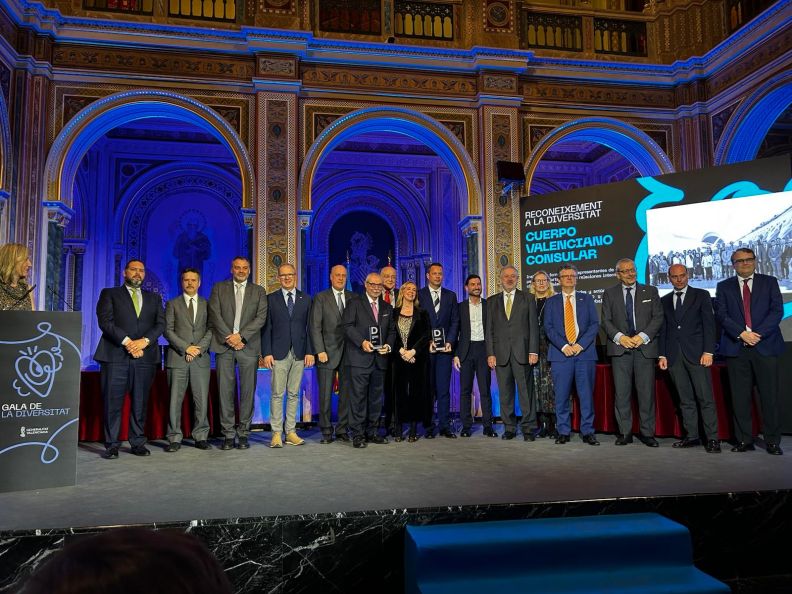 La entrega del galardón al todo el Cuerpo Consular de Valencia