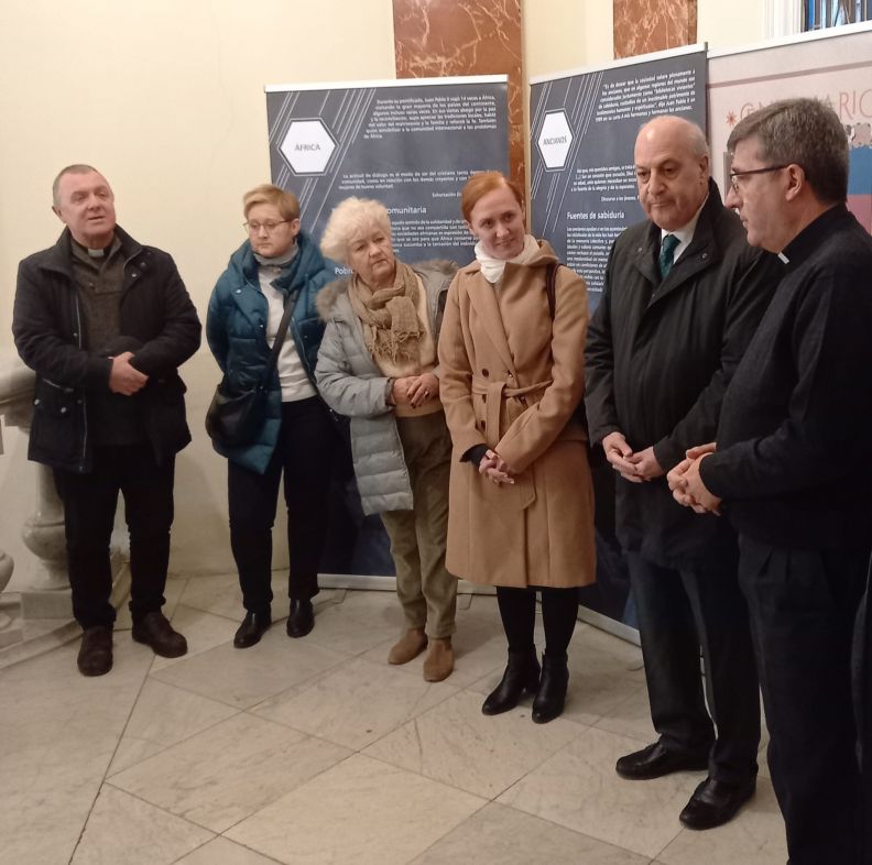 La Basílica de la Virgen de los Desamparados acoge la exposición sobre San Juan Pablo II