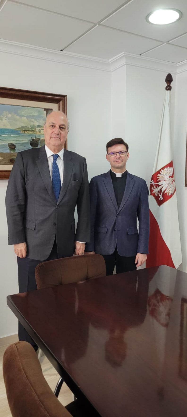 Visita del sacerdote polaco en el Consulado General de Polonia en Valencia