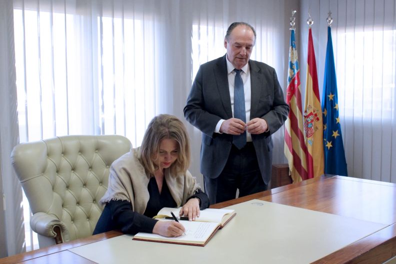 Encuentro de la Embajadora Anna Sroka en la Cámara de Comercio